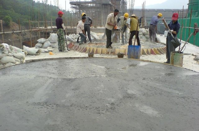 混凝土下雨后补救方法 打混凝土打到一半突然下雨了怎么办