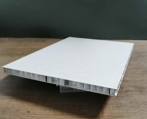 蜂窝铝板优缺点  蜂窝铝板是什么材质？