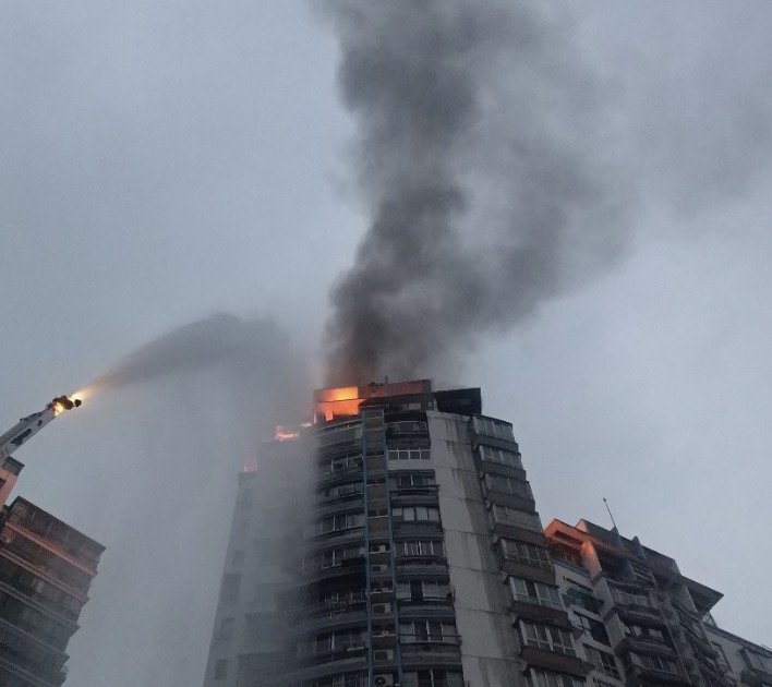 高层建筑火灾逃生要向什么方向逃生？高层建筑火灾逃生自救三要诀是什么？