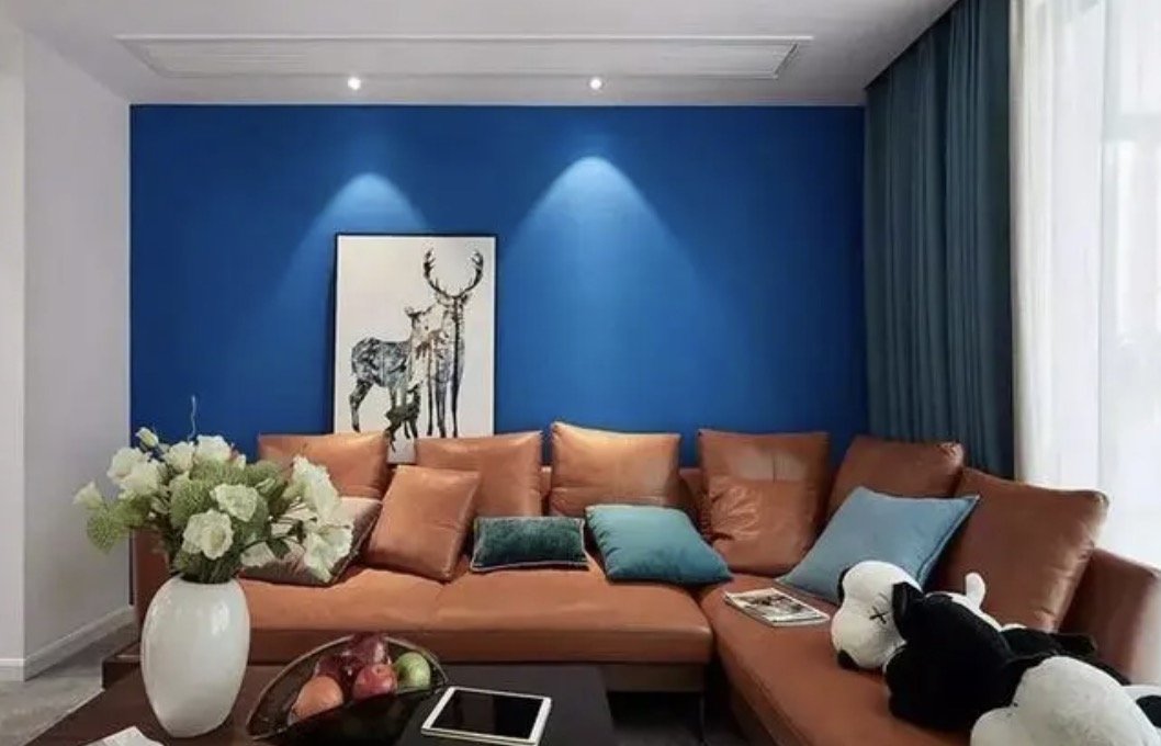 蓝色背景墙配什么电视柜和茶几？蓝色背景墙怎么搭配好看？