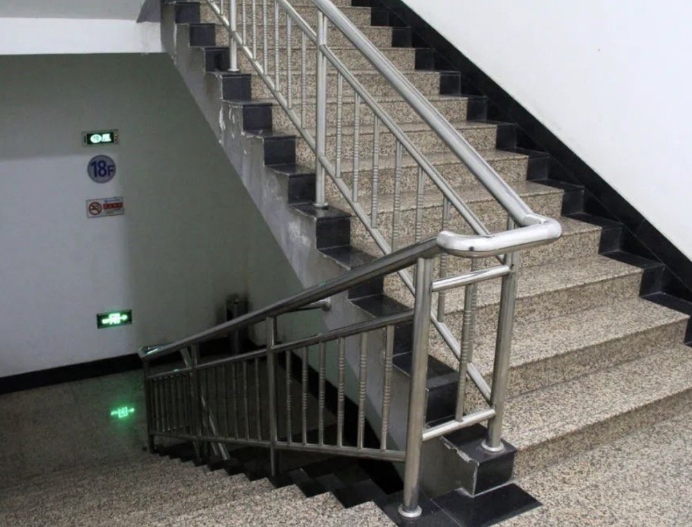消防楼梯标准尺寸是按照什么设计的？消防楼梯堆放杂物怎么处理？