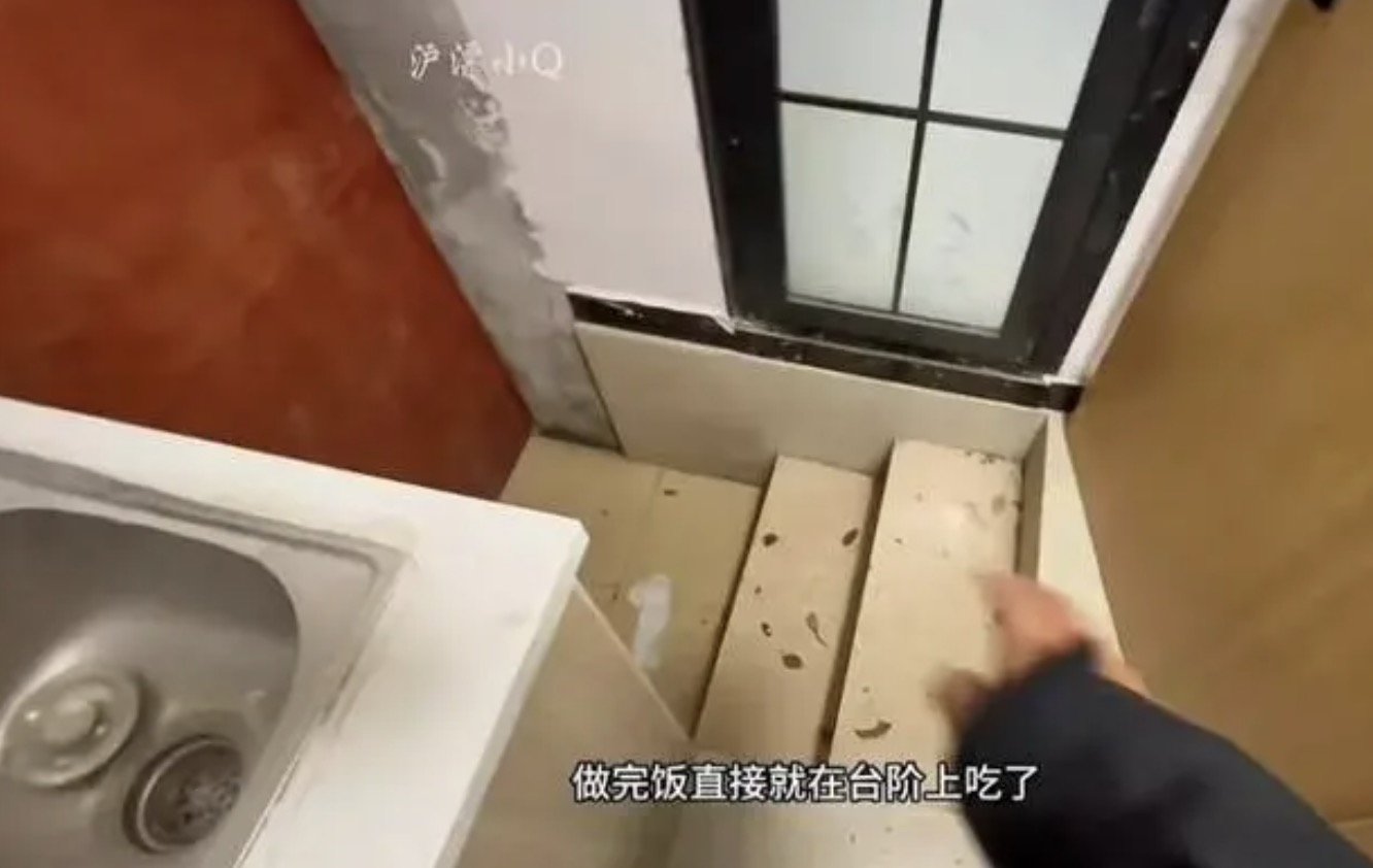 上海月租300元马桶房已出租 马桶后面是地铺？